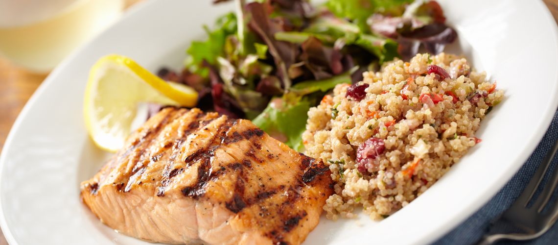 Receta Gourmet de Salmón y Quinoa: Una Delicia Saludable Estilo Michelin